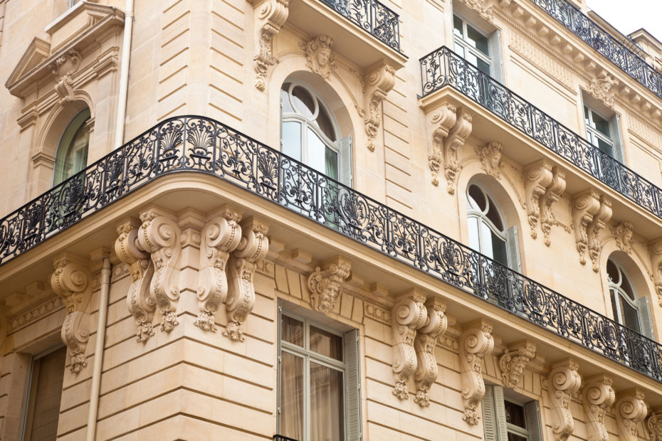Immeuble parisien avec balcon en fer forgé