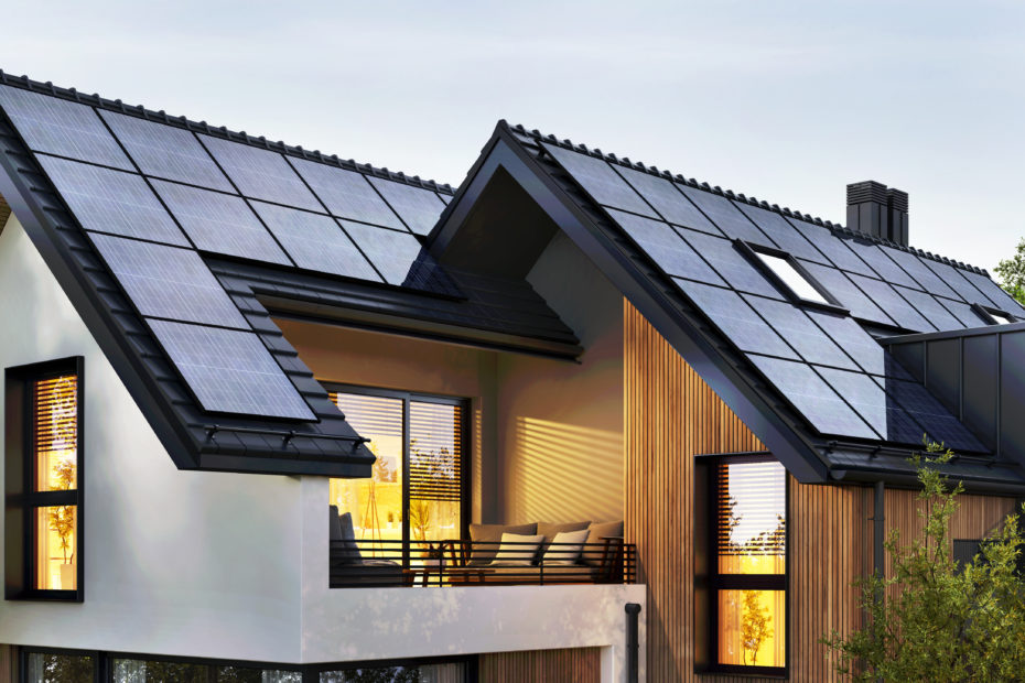 Des panneaux solaires sur le toit d'une belle maison moderne.